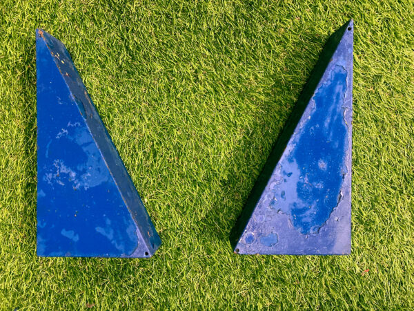 Blauwe liggende driehoeken gebruikte midgetgolf hindernissen