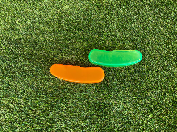 Oranje of groene glow in the dark midgetgolfvoetjes